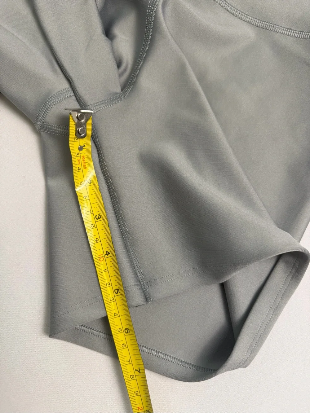 Alo High-Rise compression Biker Shorts in light gray xs